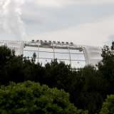 Imbocchiamo ora via Floriano Ludwig, strada che costeggia i parcheggi della tribuna est e ci fermiamo per un attimo a osservare le condizioni dello stadio disegnato da Renzo Piano, con i tanti petali in teflon letteralmente volati via nel corso degli anni